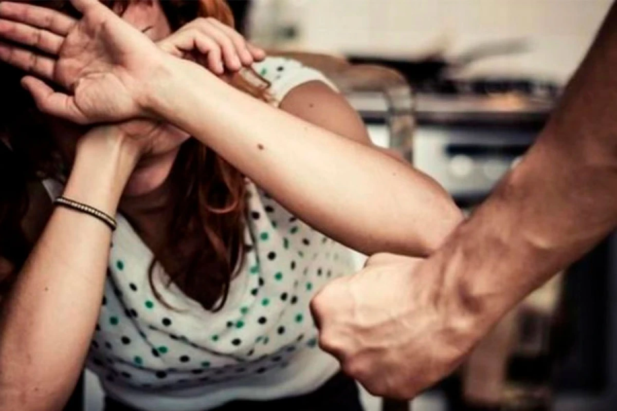 İranda qadın iclasda [[etiraz etdiyinə görə]] döyüldü
