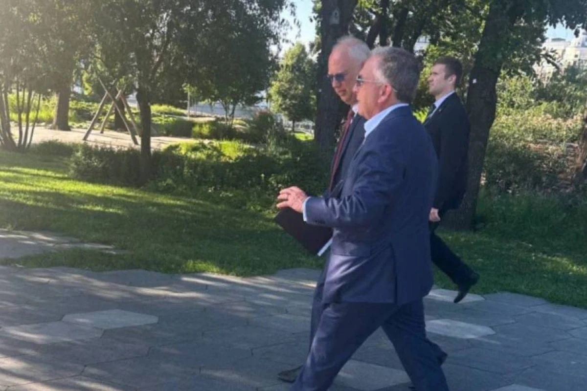 [[Dmitriyev və Uitkoff]] “Zaryadye” parkında nahar etdi