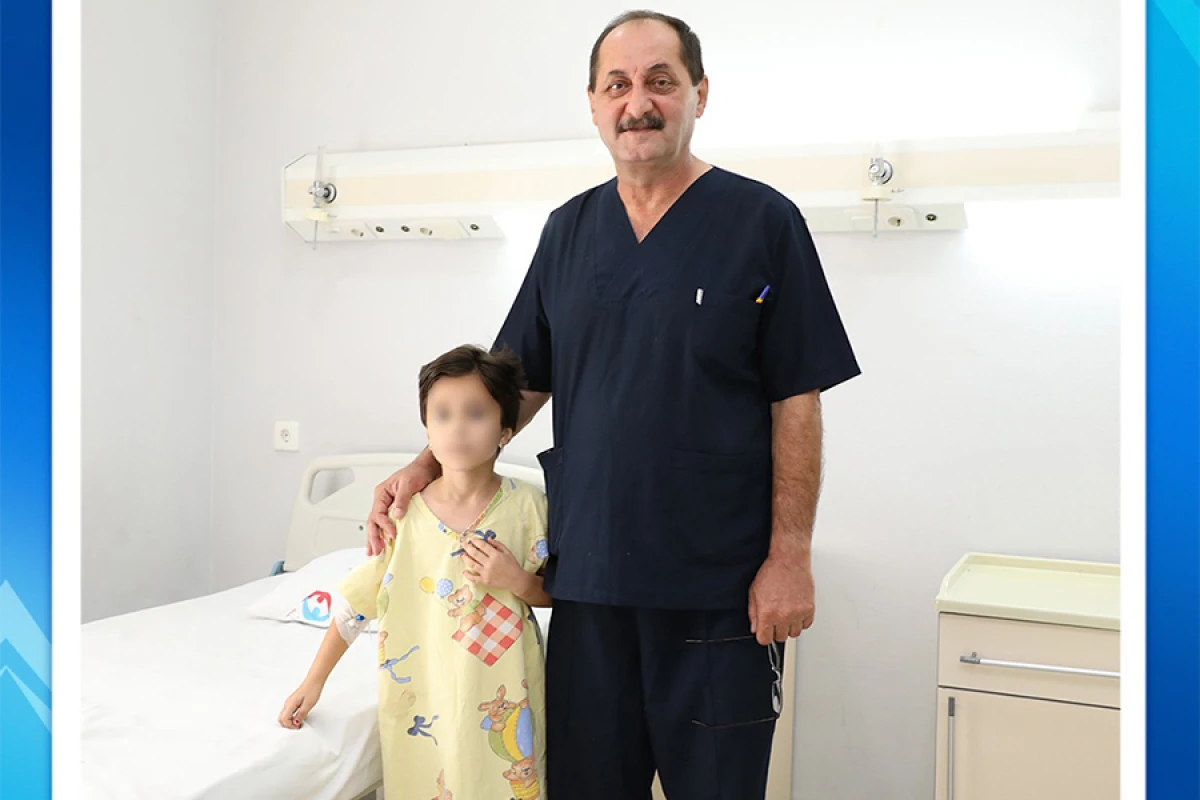 Öz saçlarını udan [[9 yaşlı qızın mədəsindən]] saç kütləsi çıxarıldı
