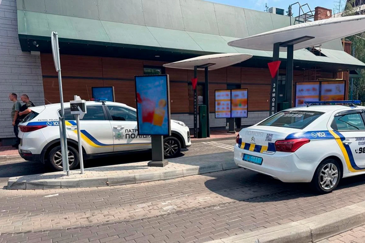 Ukraynada silahlı şəxs [["McDonald’s" restoranını]] ələ keçirdi