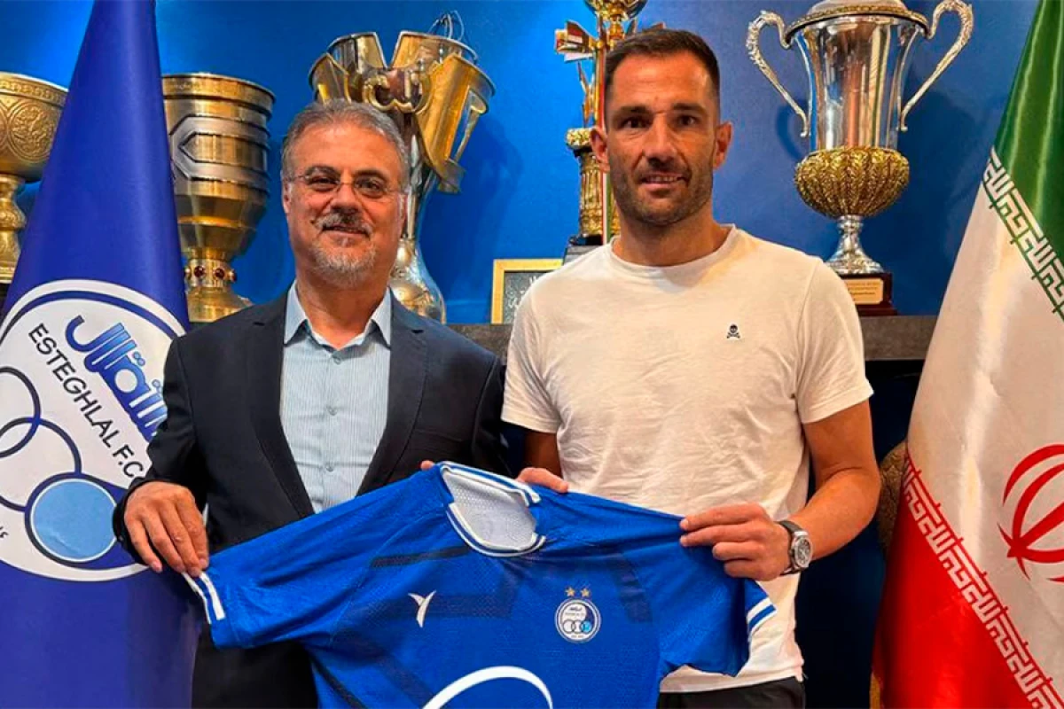 İspan qolkiper [[İran klubuna]] keçdi