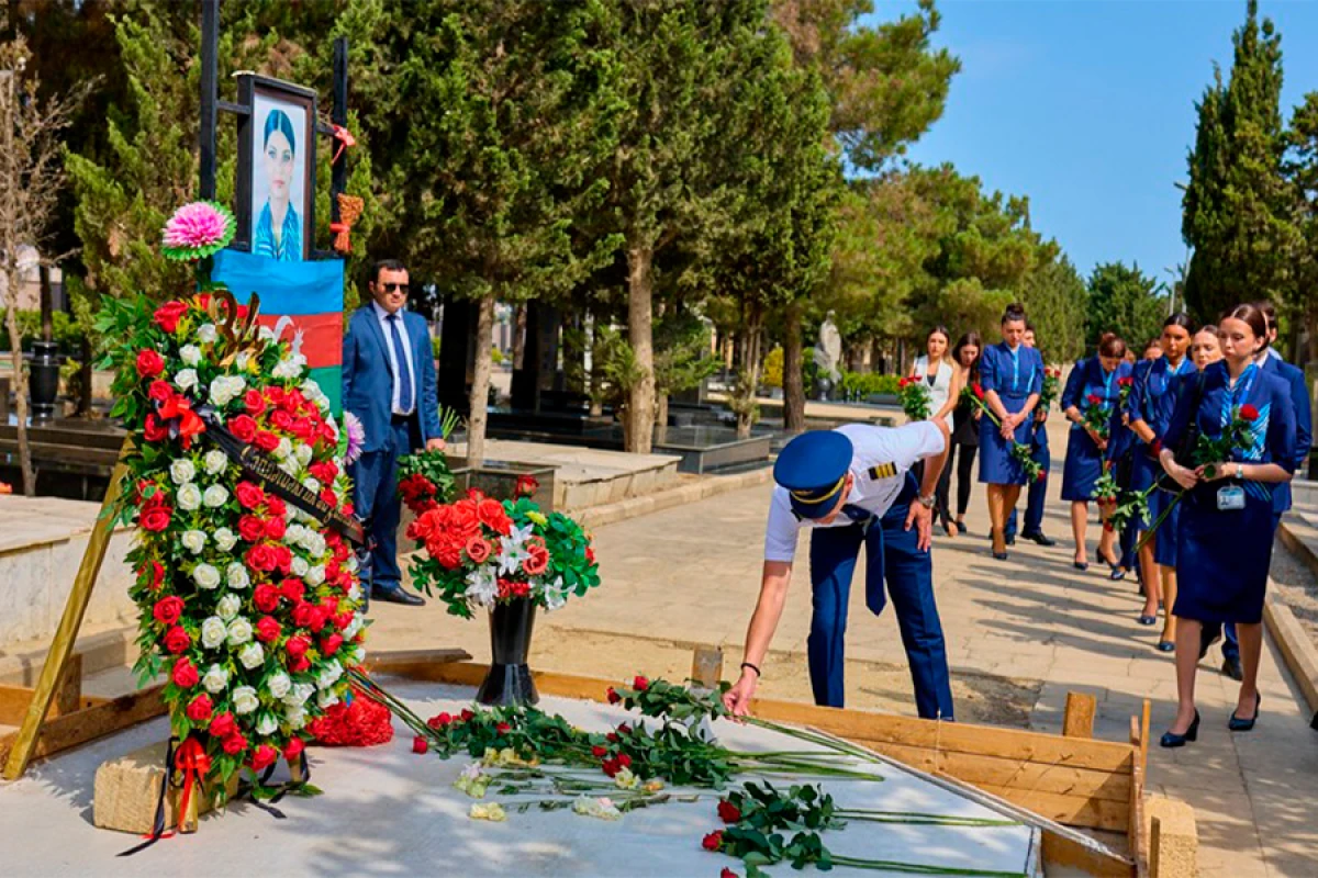AZAL rəhbərliyi və kollektivi [[Hökumə Əliyevanın məzarını]] ziyarət etdi