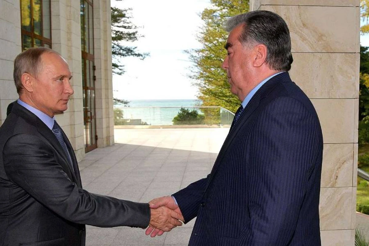 Putin Emomali Rəhmonla danışdı