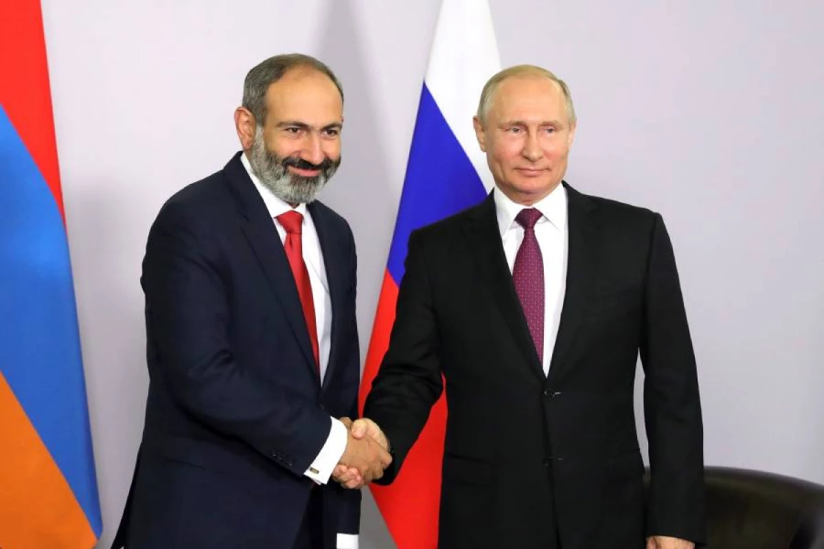 Putin Paşinyanla [[telefon danışığı apardı]]