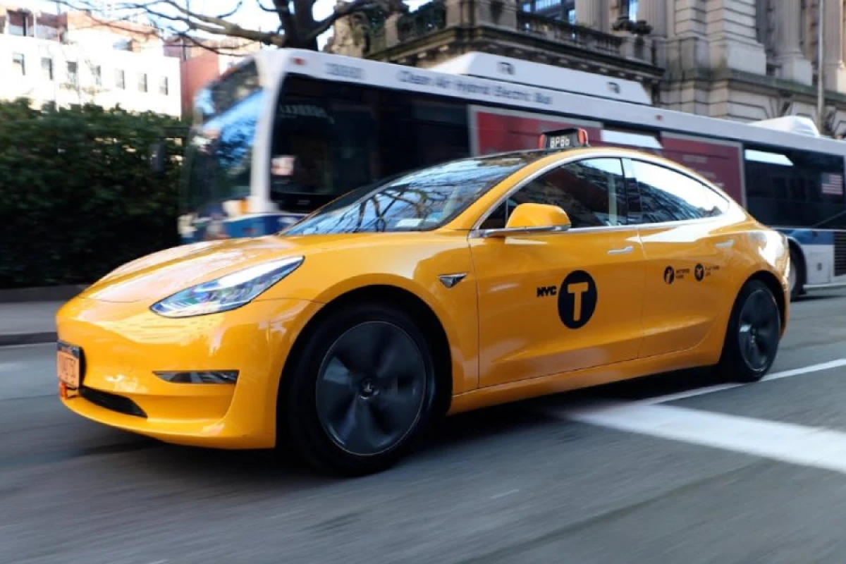"Tesla" robot taksisi Nyu Yorkda icazəsiz [[işə salınacaq]]