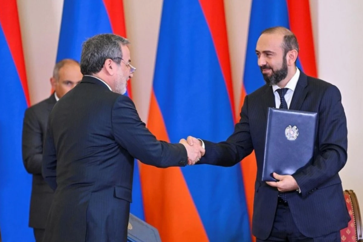 [[Mirzoyan]] iranlı həmkarı ilə görüşdü
