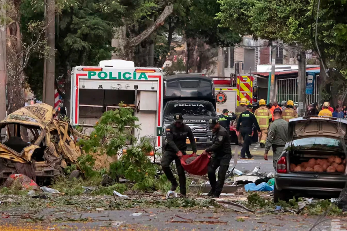 Kolumbiyada ardıcıl terror hücumları: [[17 ölü, 41 yaralı]]