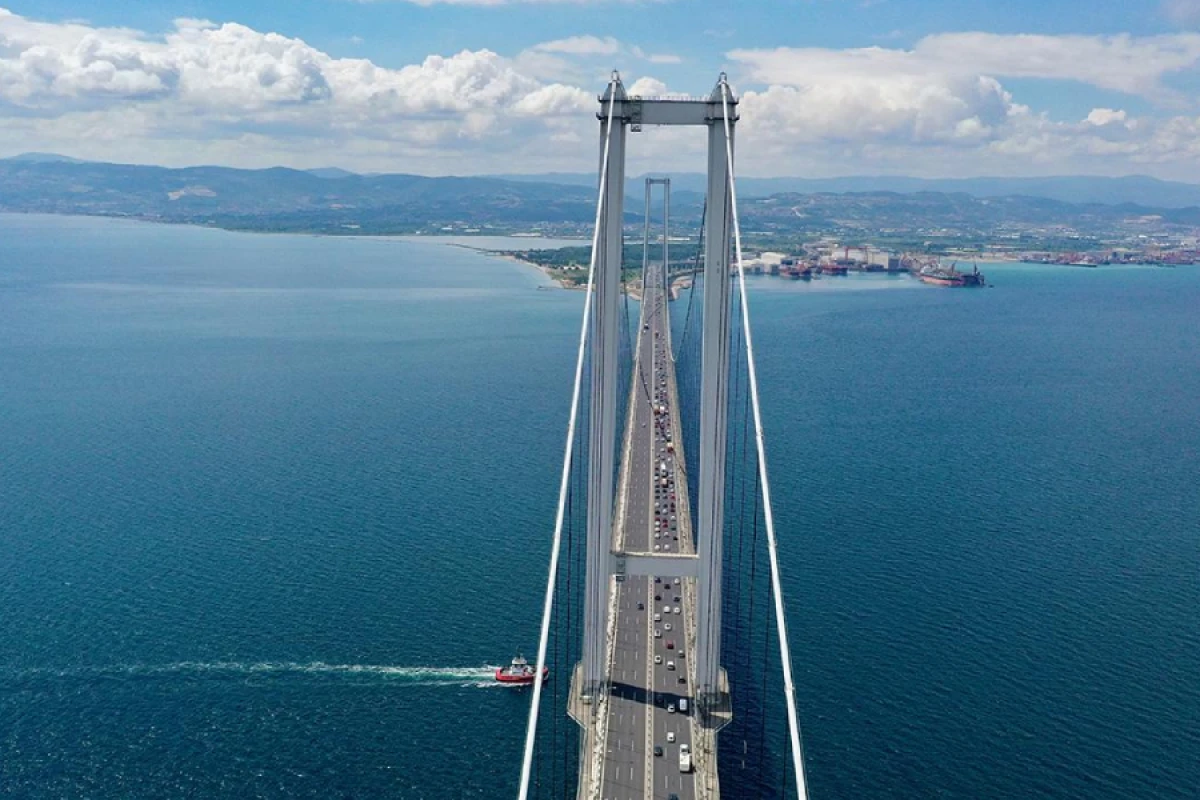 Türkiyədəki körpünün altından bəzi vasitələrin [[keçidi qadağan edildi]]
