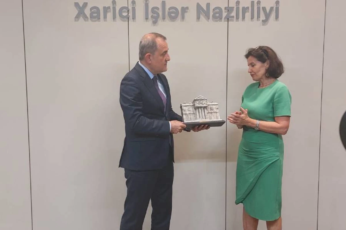 [[Fransanın səfiri]] Azərbaycanı tərk etdi