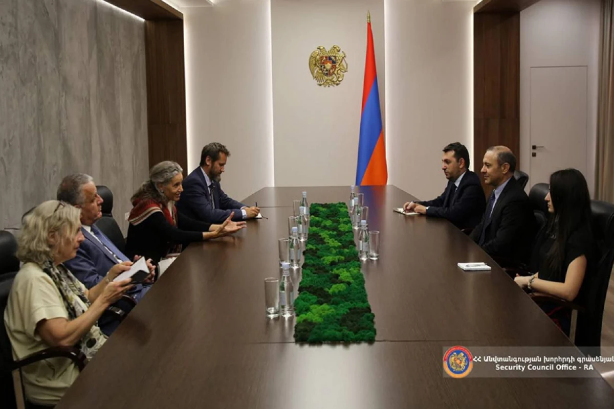 [[Ermənistan və Aİ]] müzakirələr apardı
