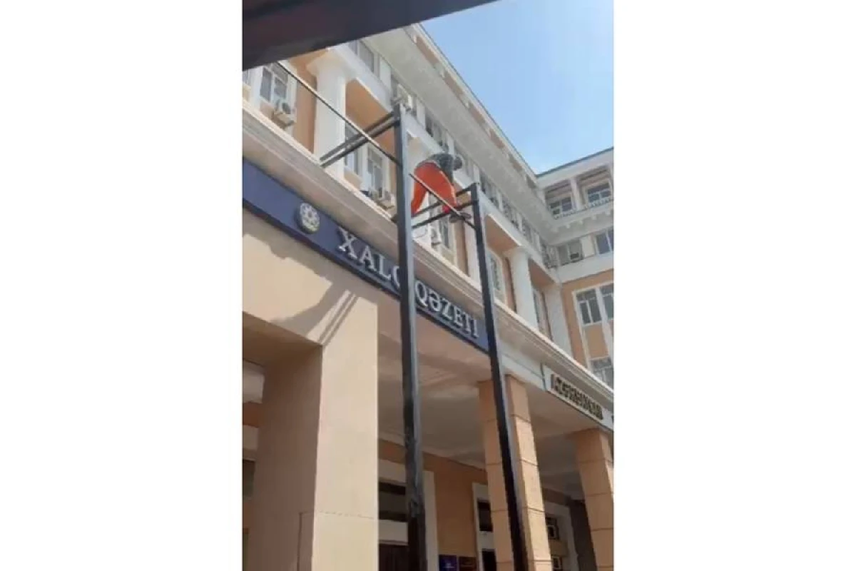 Bakıda tarixi abidənin icazəsiz konstruksiyaları sökülür