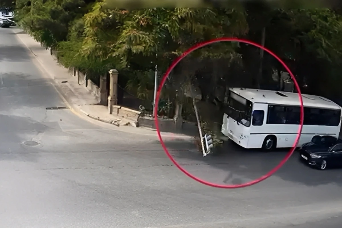 Bakıda sərnişin avtobusu [[işıqfora çırpıldı]]