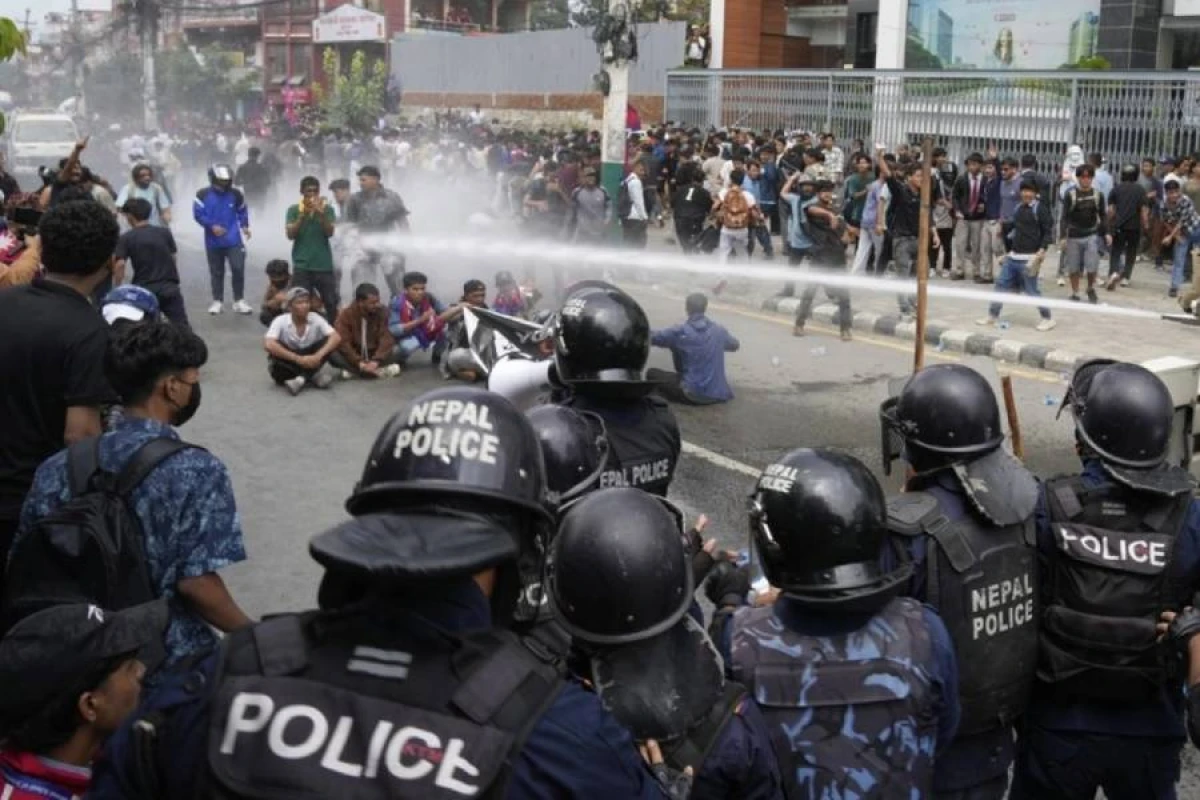 Nepal rəsmiləri etiraz aksiyalarına görə [[təxliyə edilir]]