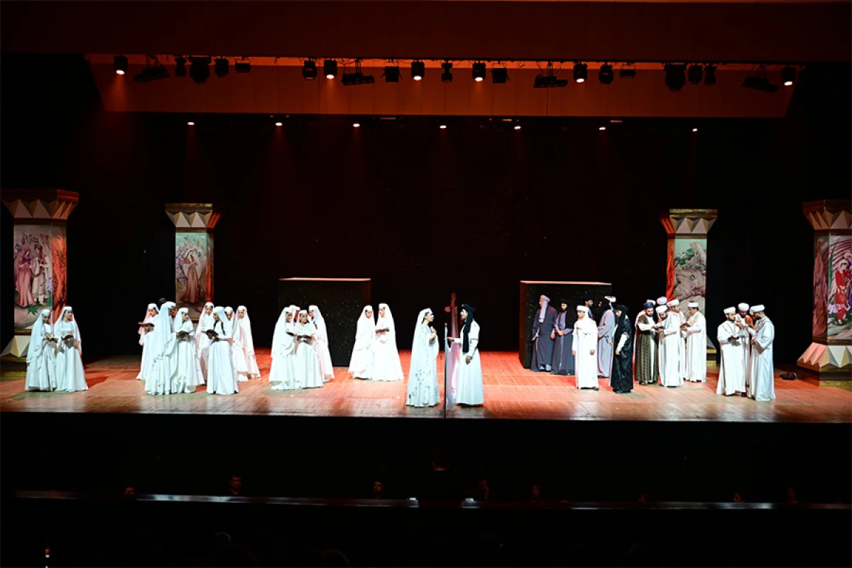 117 yaşlı [["Leyli və Məcnun"]] operası yeni səhnə quruluşunda
