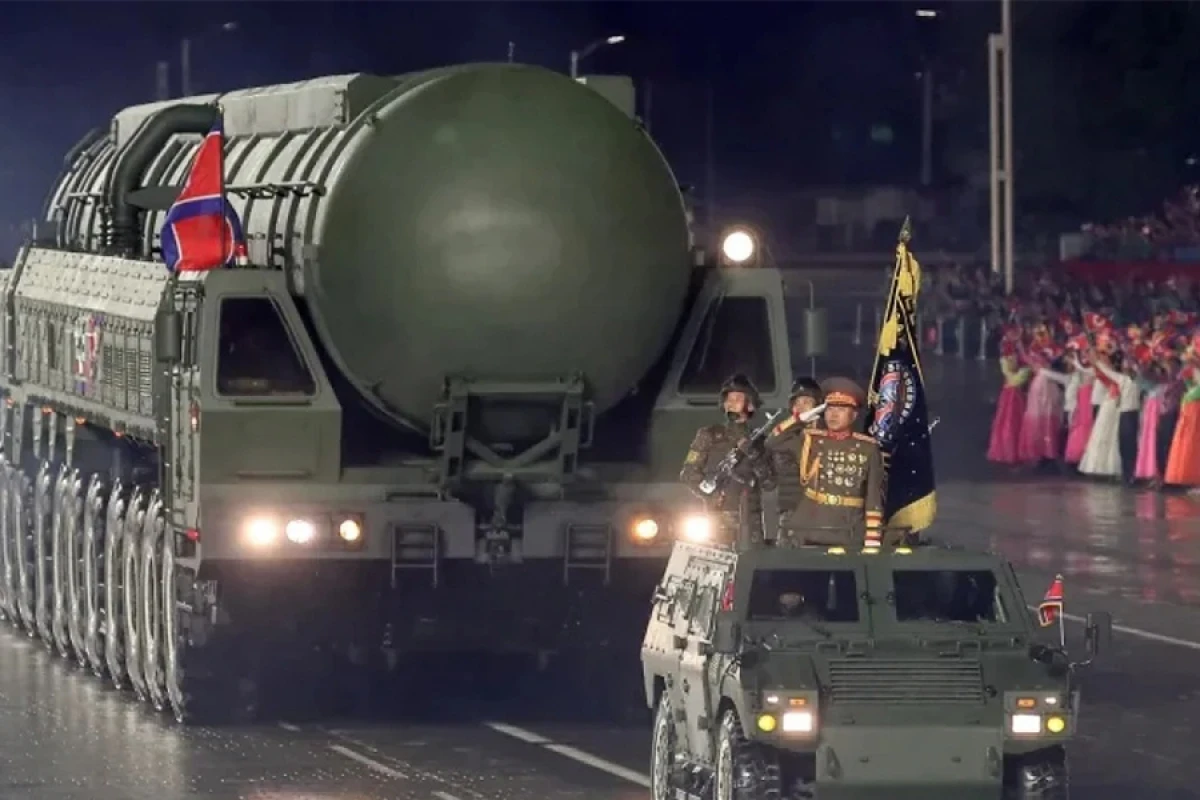 Şimali Koreya [[qitələrarası ballistik raketini]] nümayiş etdirdi