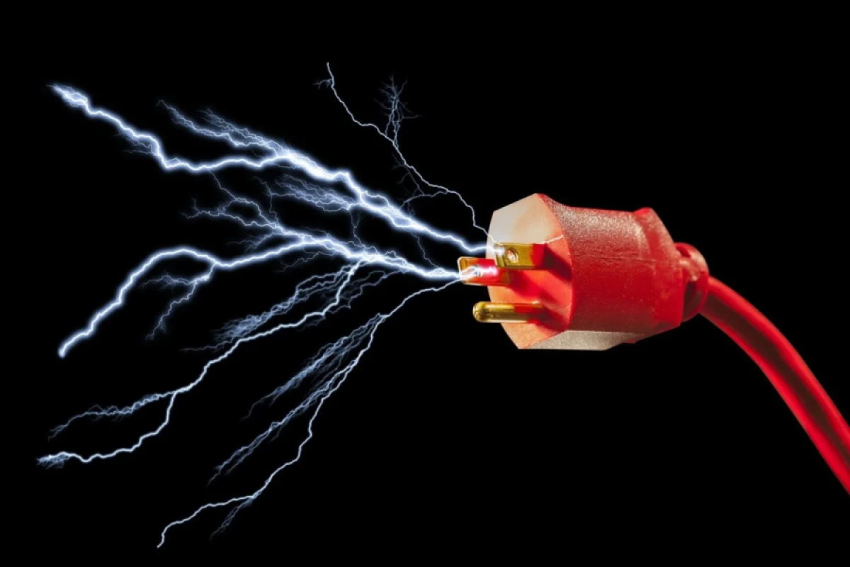 43 yaşlı kişini elektrik [[cərəyanı vurdu]]