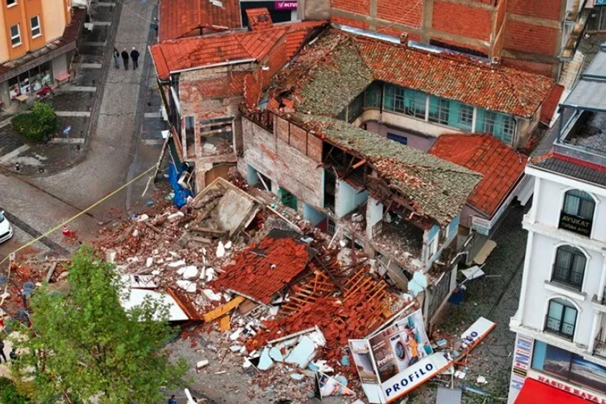 Türkiyədə baş verən [[zəlzələnin fəsadları aradan qaldırılır]]