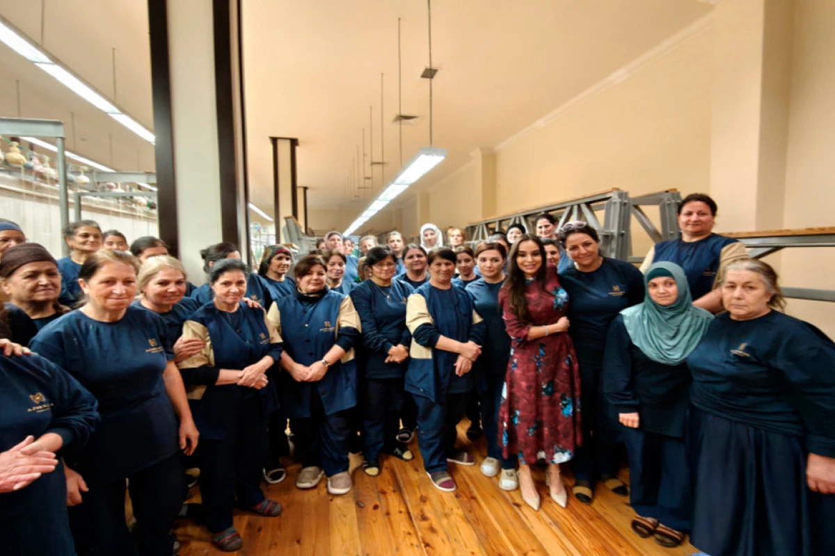 [[Leyla Əliyeva]] dünya xalçaçılıq tarixinin Şuşa məscidi üçün toxunan ən böyük dairəvi xalçası ilə tanış oldu