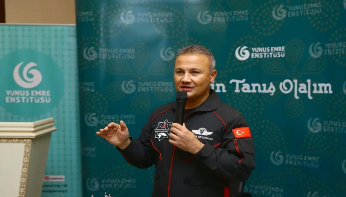 [[Türkiyənin ilk astronavtı Alper Gezeravcı Bakıda]] gənclərlə görüşüb