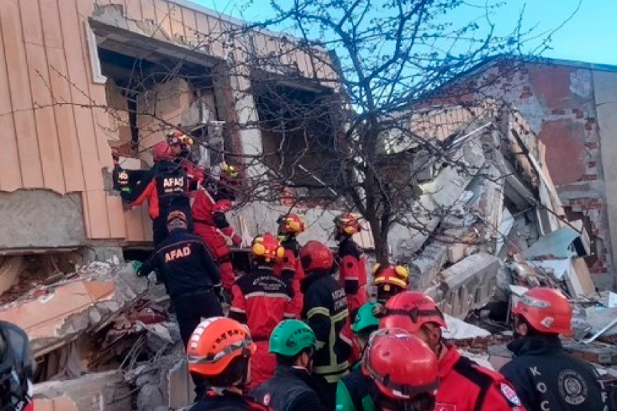 Türkiyədə [[bina çökdü]]