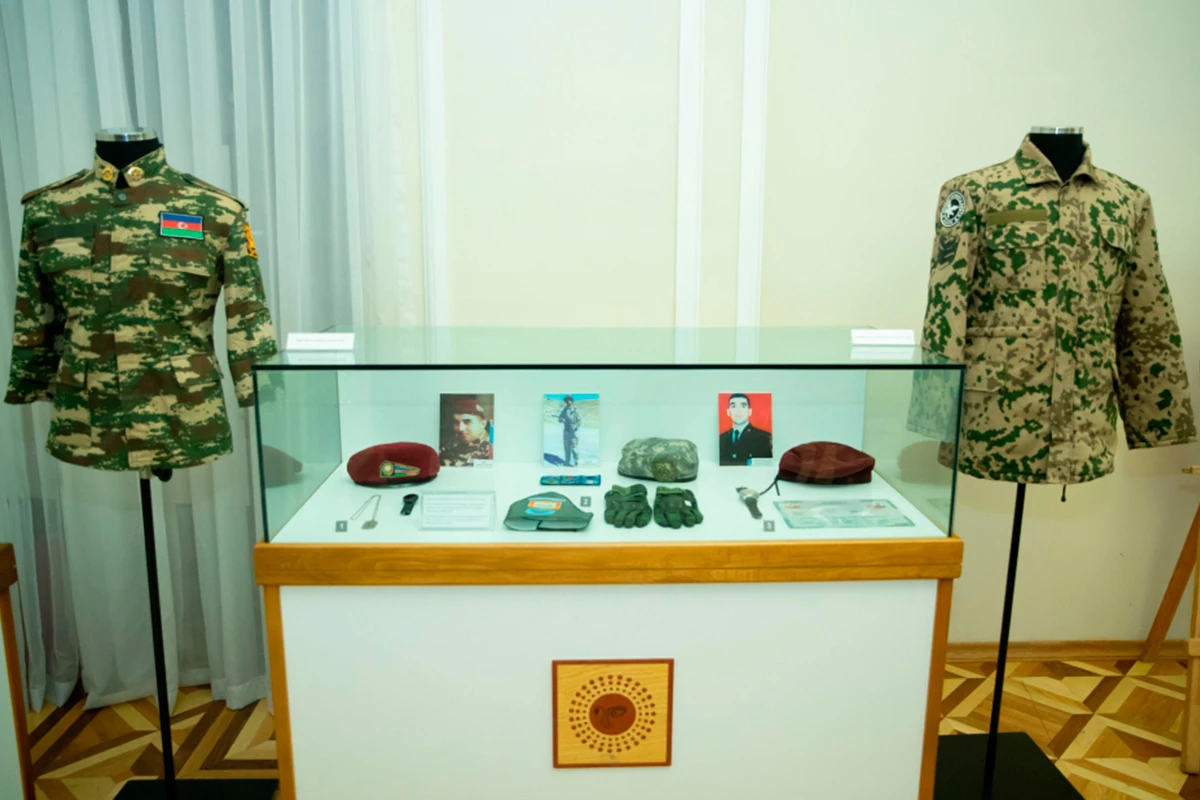 Vətən müharibəsi şəhidlərinin şəxsi əşyalarının nümayiş olunduğu [[sərgi keçirildi]]