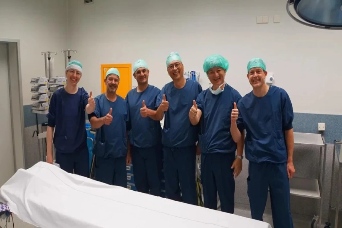 Türkiyəli cərrahlardan [[Hollandiyada tarixi əməliyyat]]