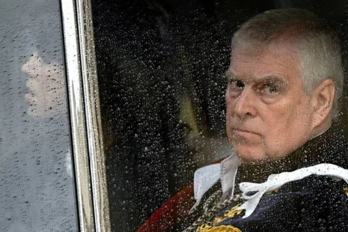 Kral III Karl qardaşını [[tituldan]] məhrum etdi