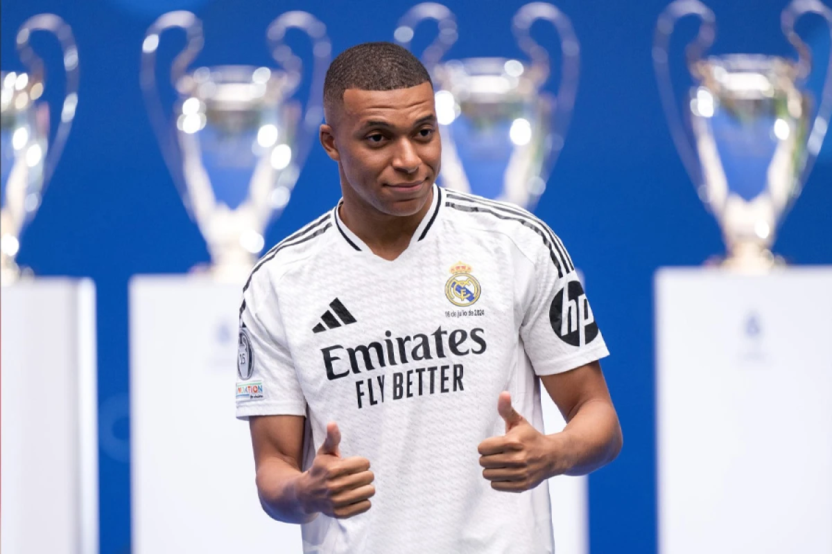 O, yenə [[ayın oyunçusu]] seçildi