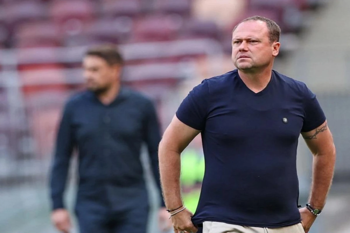 Super Liqa təmsilçisi [[baş məşqçisi ilə]] yollarını ayırdı