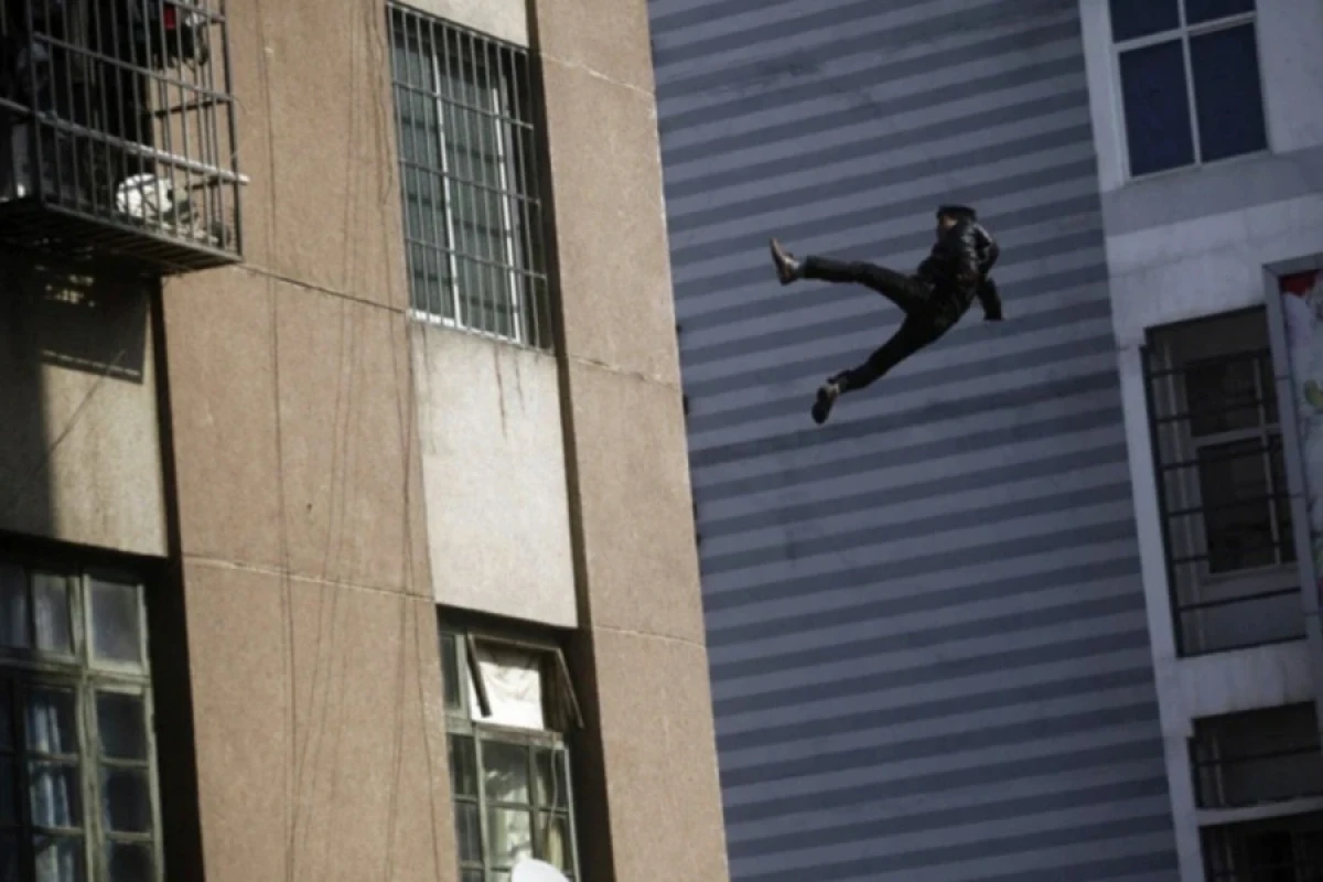 [[Abşeronda 19 yaşlı gənc]] 12-ci mərtəbədən yıxılaraq öldü