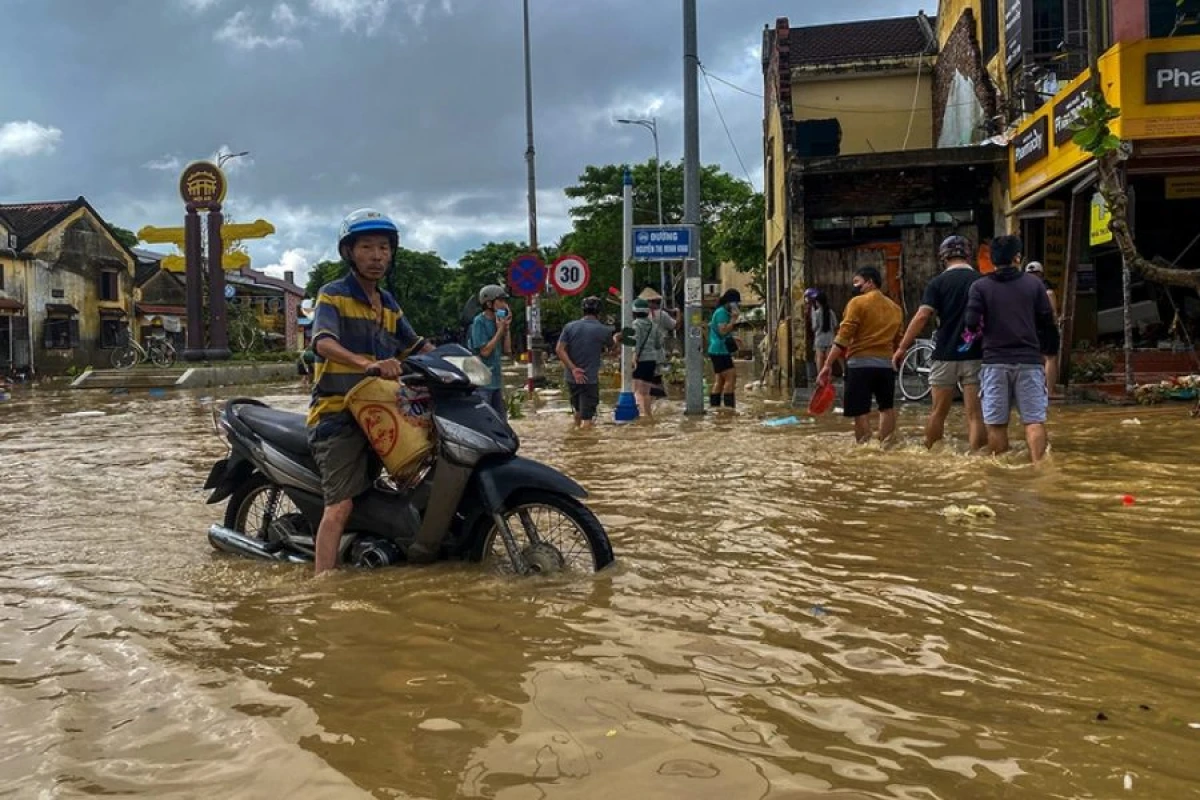 Vyetnamda daşqınlar səbəbindən [[ölənlərin sayı artır]]
