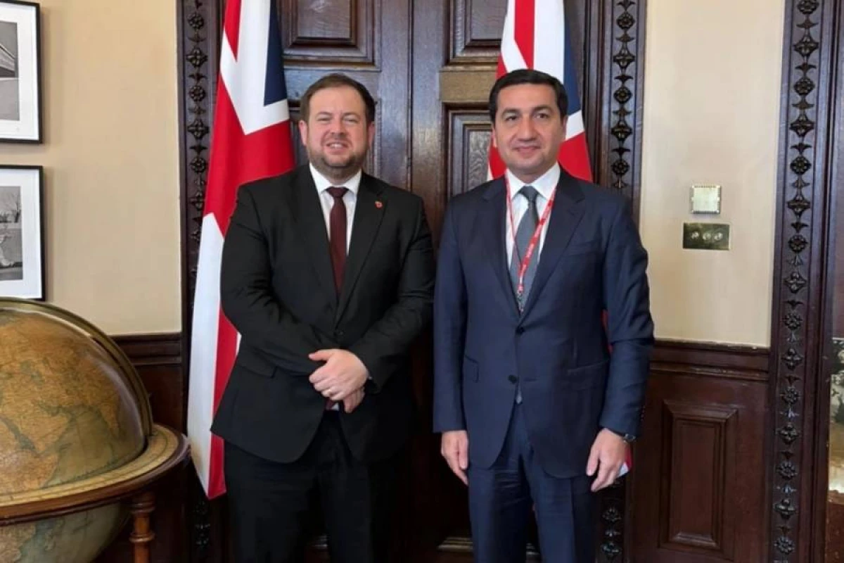 [[Hikmət Hacıyev]] Britaniyanın dövlət naziri ilə əlaqələrin genişləndirilməsini müzakirə etdi