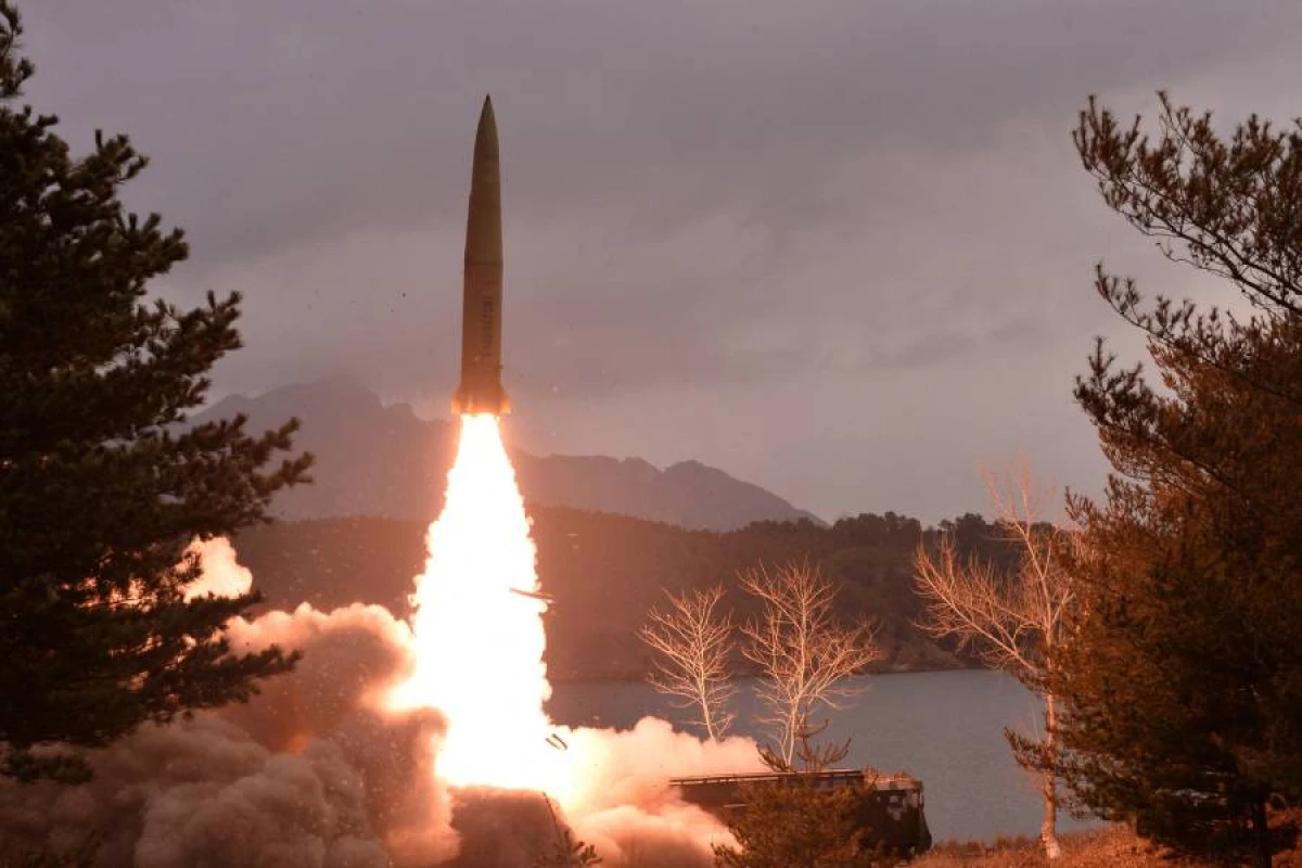 KXDR şərq sahillərinə [[ballistik raket]] buraxdı