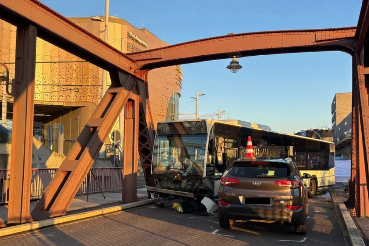 [[Almaniyada avtobus]] piyadalara çırpıldı