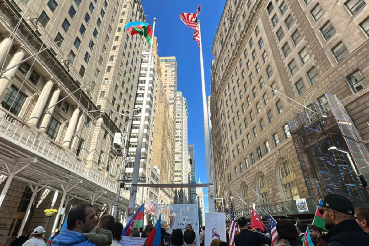 Nyu-Yorkun məşhur parkında [[Azərbaycanın Dövlət Bayrağı ucaldıldı]]