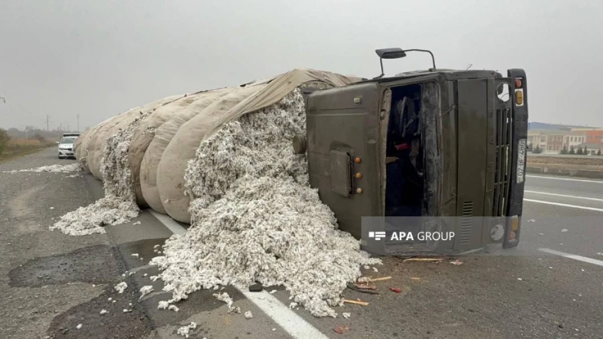 Ucarda [[pambıq daşıyan  KamAZ]] aşdı