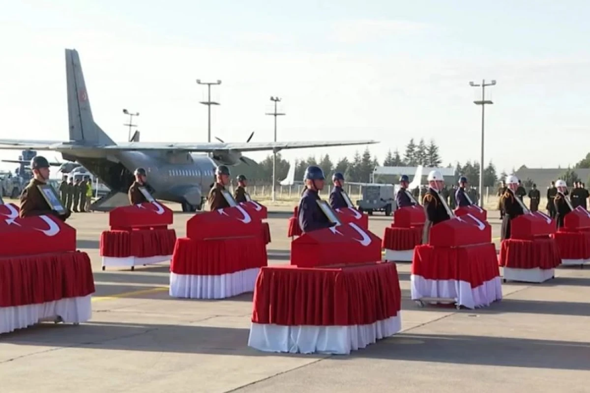 Təyyarə qəzasında şəhid olan hərbçilərlə [[vida mərasimi keçirildi]]