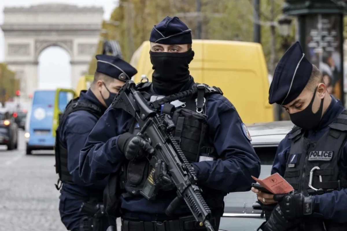 [[Parisdə qatar]] stansiyasında atışma oldu