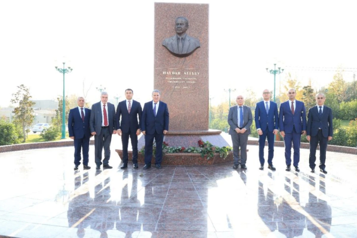 [[Azərbaycan nümayəndə heyəti]] Daşkənddə Heydər Əliyevin abidəsini ziyarət edib