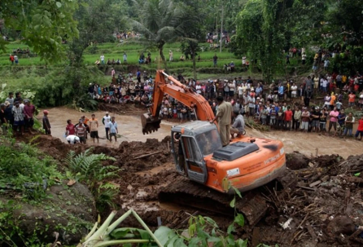 İndoneziyada sürüşmə nəticəsində [[ölənlərin sayı 11-ə çatdı]]
