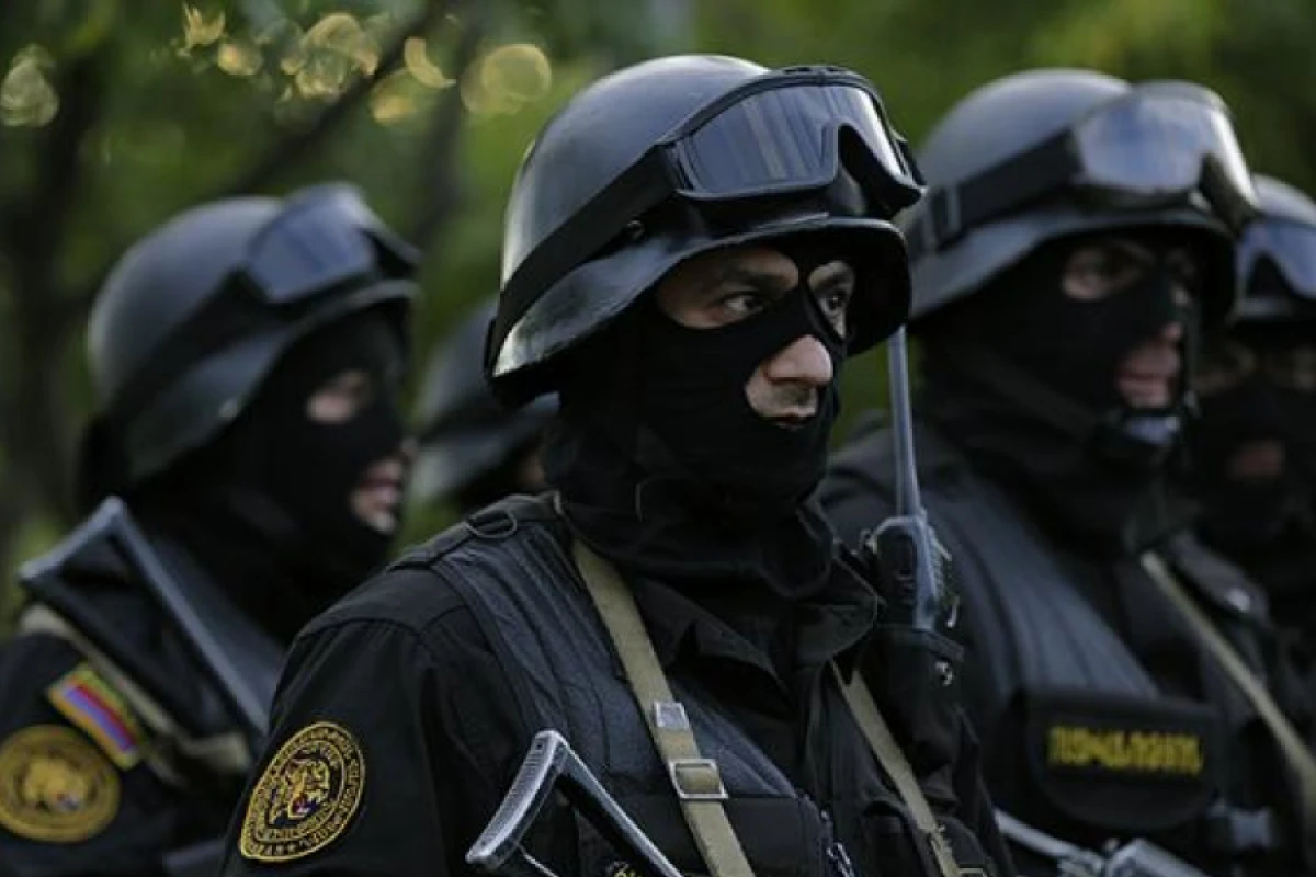 İrəvanda silahlı şəxs [[banka basqın etdi]]