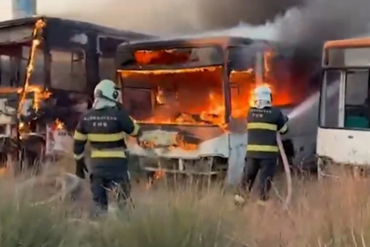 [[Məmmədlidə yanğın]] - Yararsız avtobuslar yandı