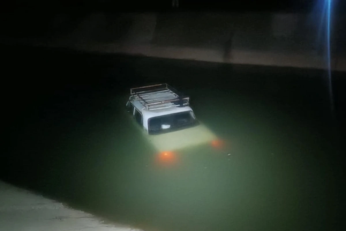 Tovuzda avtomobil [[su kanalına düşdü]]