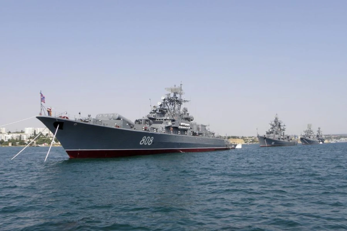 Britaniya Rusiyaya məxsus [[iki gəmini izləyir]]