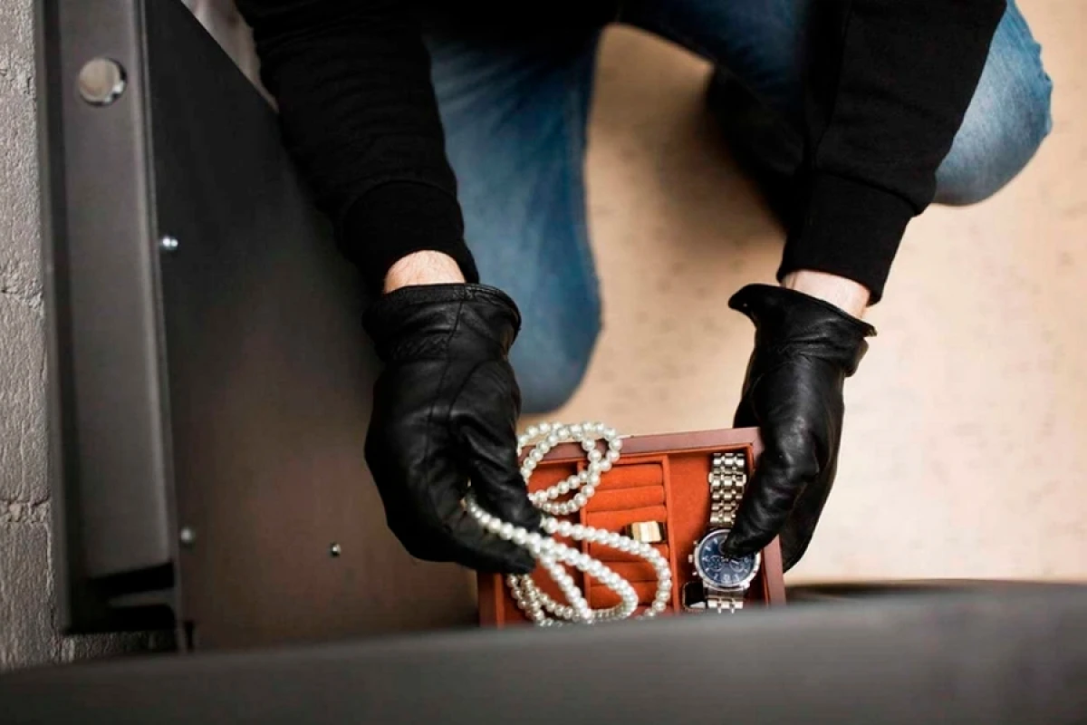 Bakıda [[13 min manatlıq]] oğurluq oldu