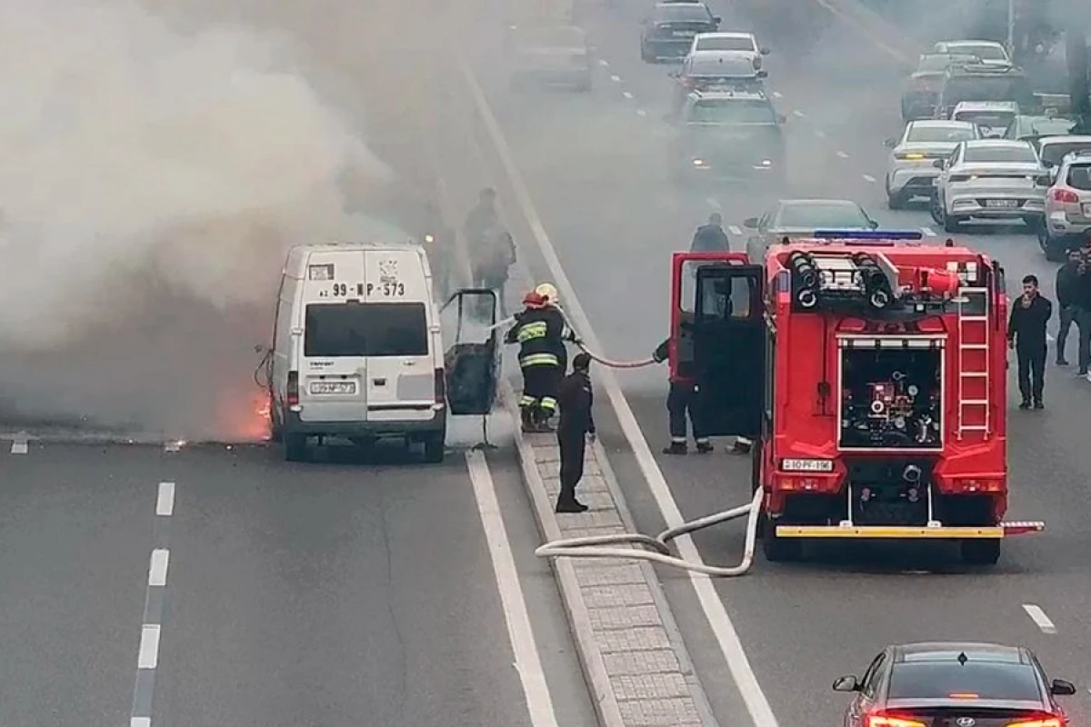 Bakının mərkəzi prospektində avtomobil yanır, [[sıxlıq yarandı]]