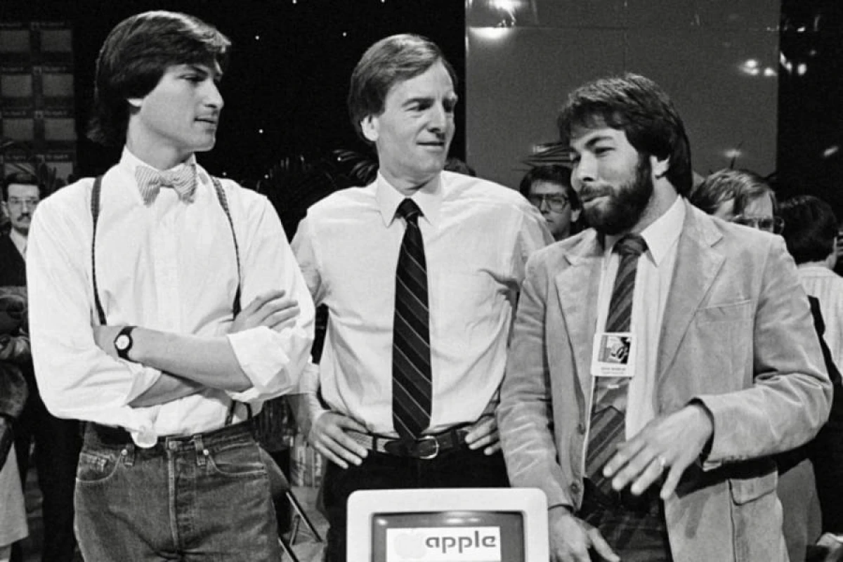 [["Apple"]] şirkətinin təsis sənədi hərraca çıxarılır