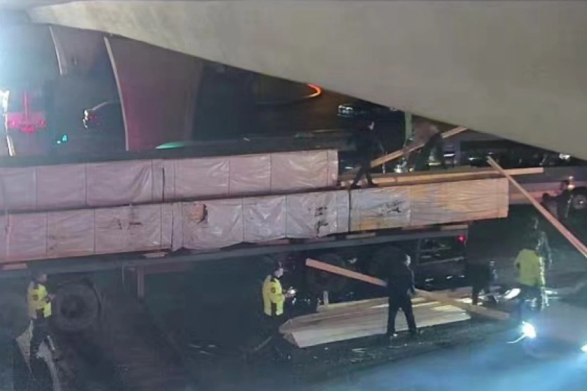 [["20 Yanvar"da]] yük yola dağıldı, sıxlıq yarandı