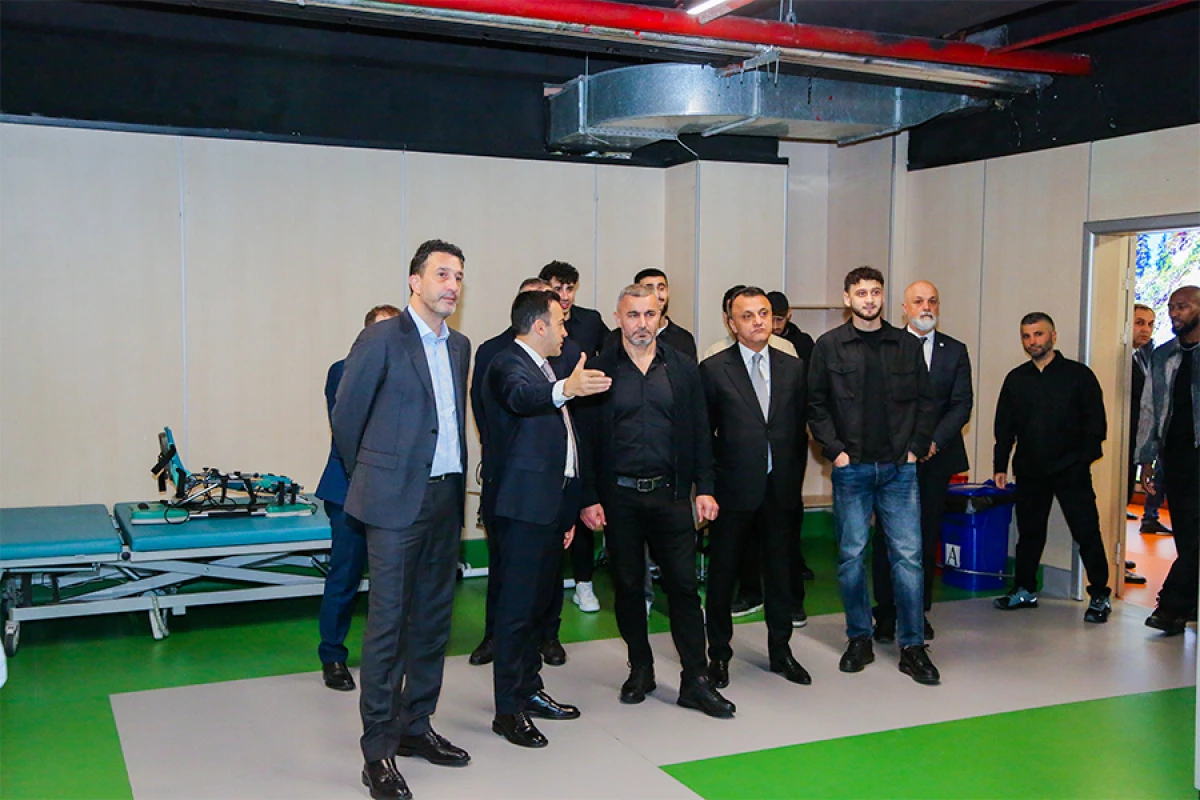 “Qarabağ”ın nümayəndələri [[Yeni Robotik Reabilitasiya Mərkəzində]]