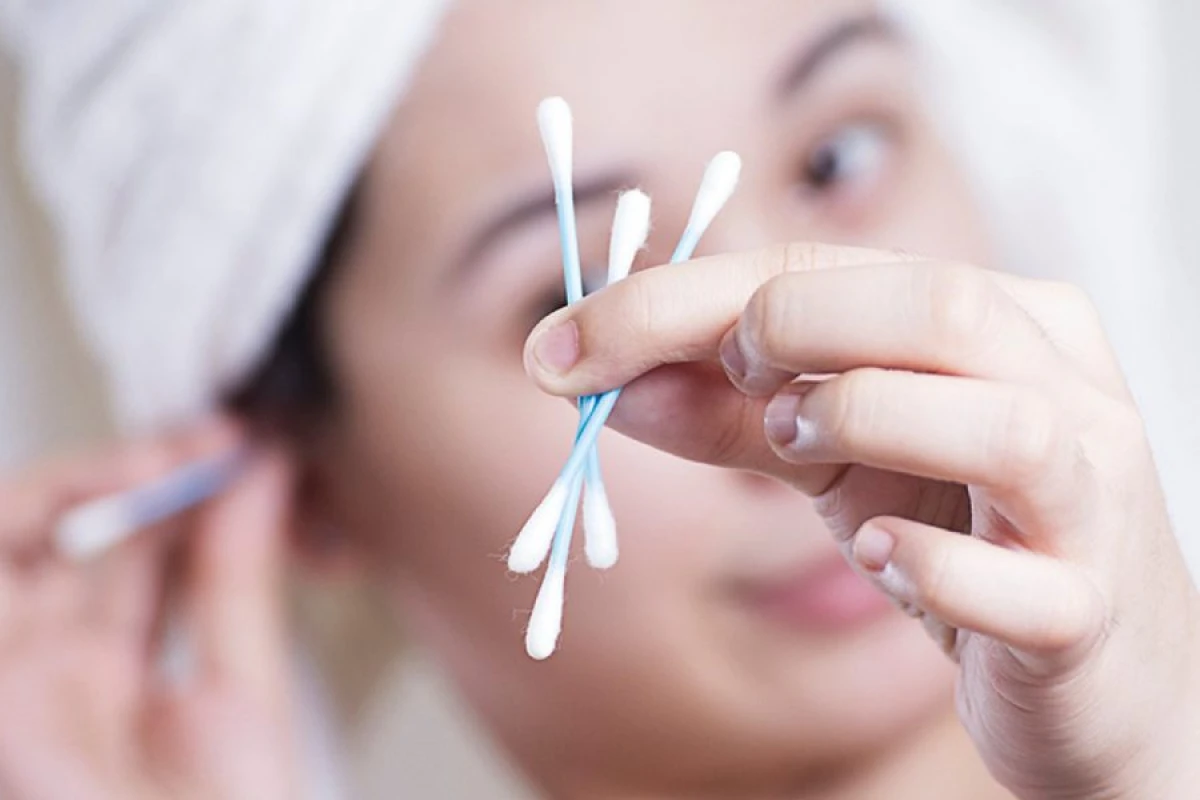 Qulağın düzgün təmizlənməməsi [[eşitmə itkisinə səbəb ola bilər]]